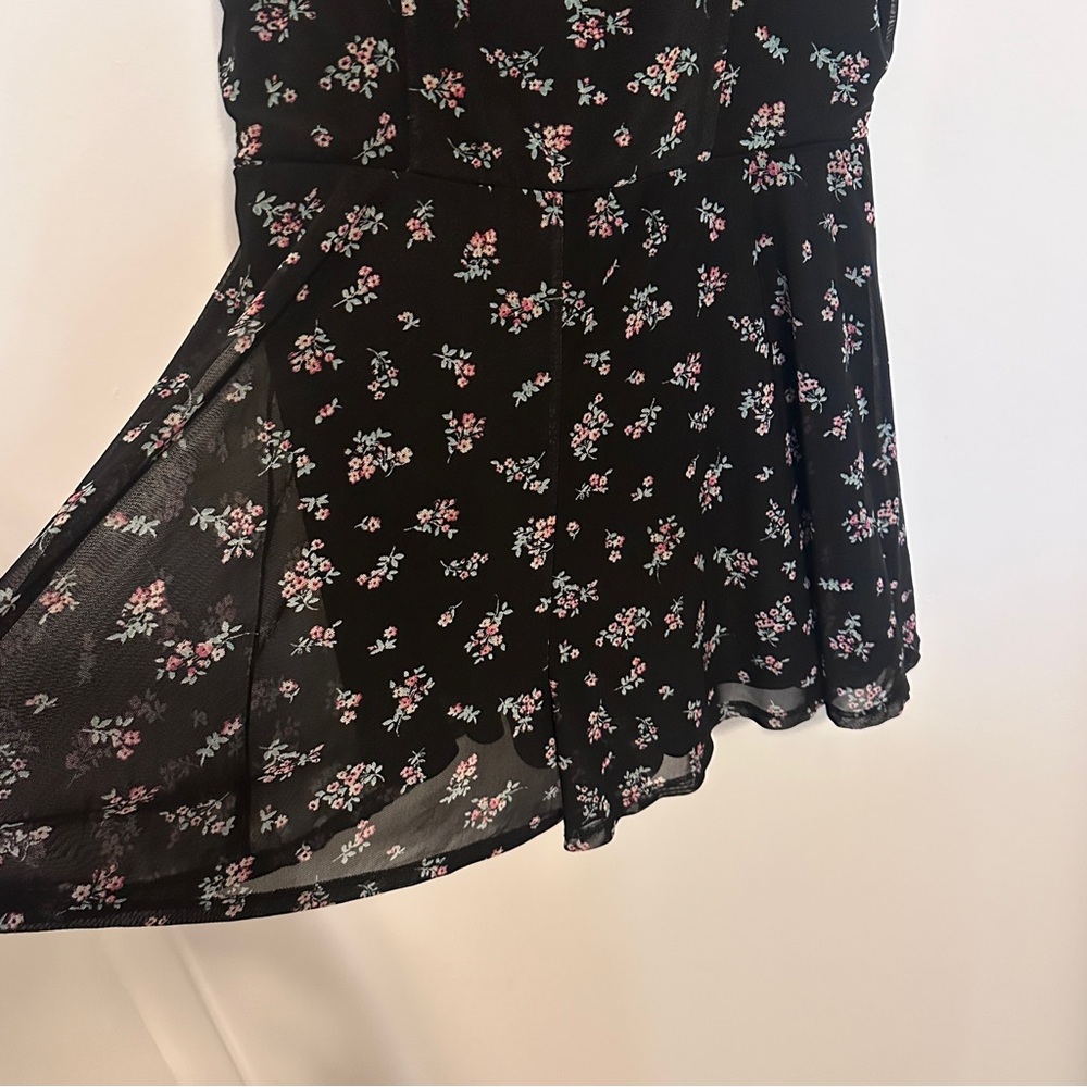 Black floral mesh flowy romper - Picture 2 of 5